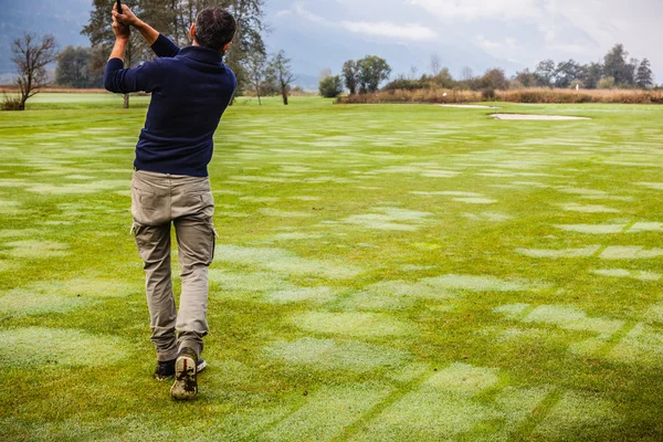 Golfspielen am Morgen — Stockfoto