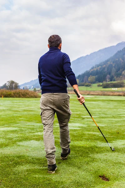 Spacerując golfista — Zdjęcie stockowe