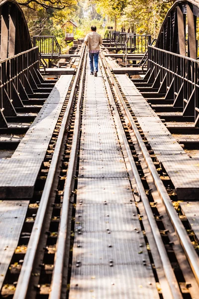 Marcher sur le pont — Photo