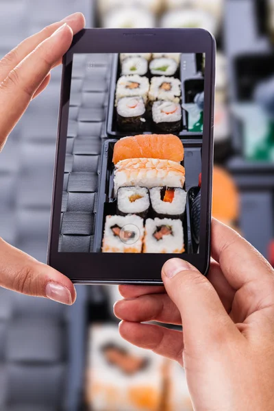 Photographing a sushi tray — Stock Photo, Image