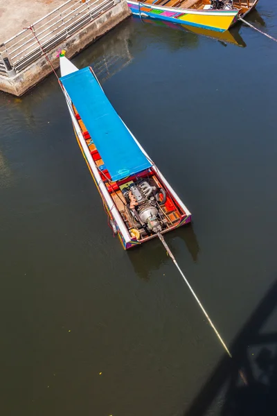 Long tailbåt förtöjd — Stockfoto