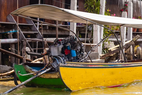 Barco de cola larga atrás — Foto de Stock