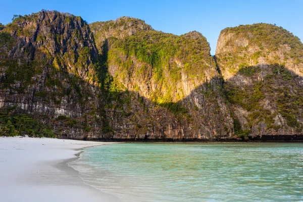 Scogliere e spiaggia — Foto Stock