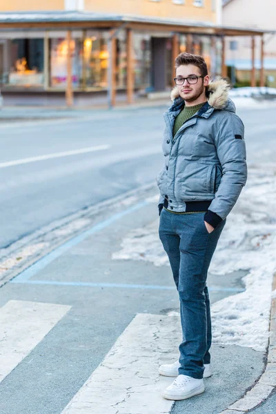 Junger Mann überquert Straße — Stockfoto