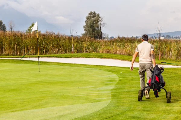 Muž hrající golf — Stock fotografie