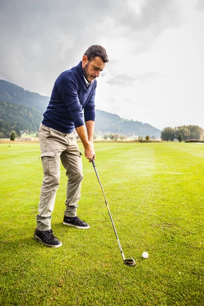 Homme jouant au golf — Photo