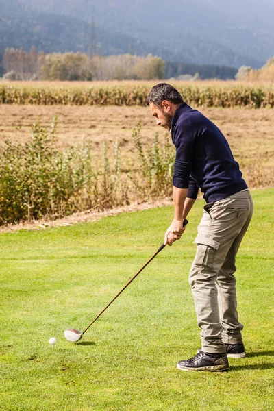 Homme jouant au golf — Photo