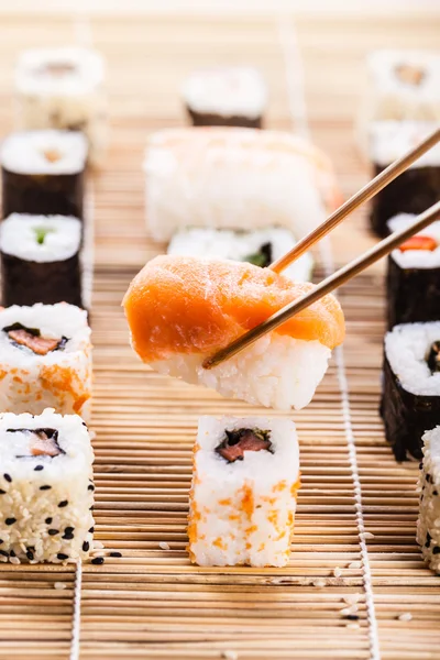 Refeição clássica de sushi — Fotografia de Stock
