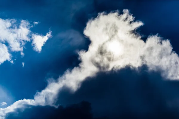 백라이트 먹구름 — 스톡 사진