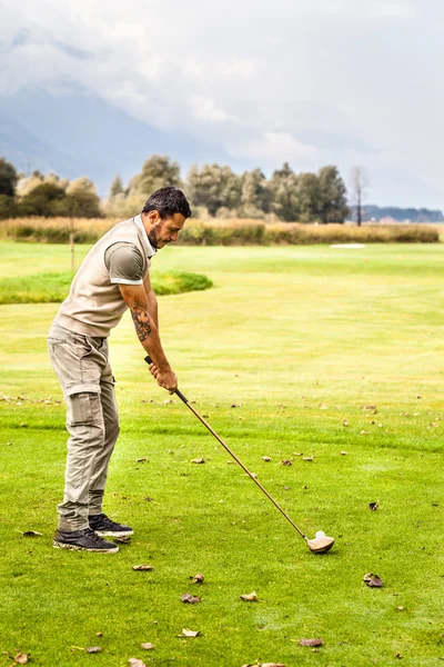 Golf-spelare att göra en sving — Stockfoto