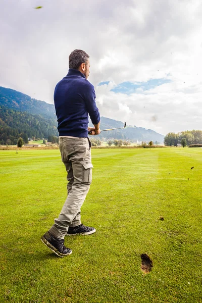 Potente swing da golf — Foto Stock