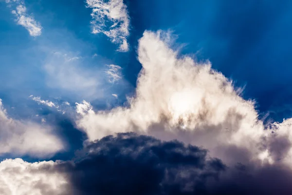 Céu azul dramático — Fotografia de Stock