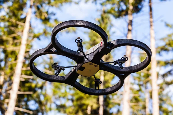 Drone espía en el bosque — Foto de Stock