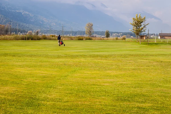 Играть в гольф в одиночку — стоковое фото