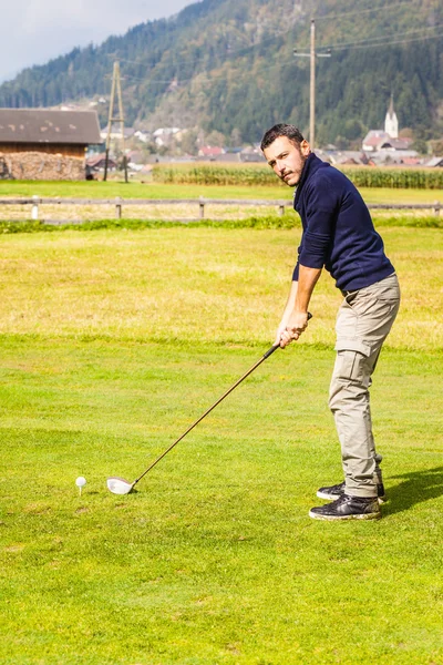 Serious golf player — Stock Photo, Image