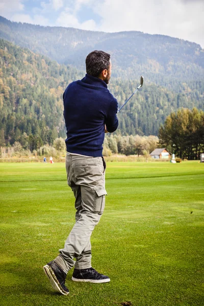 Jouer au golf près des montagnes — Photo