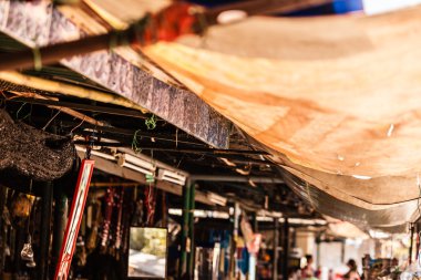 Güneşli Tay ın Bazaarı