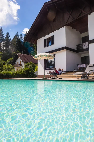 Homem Relaxante na beira da piscina — Fotografia de Stock