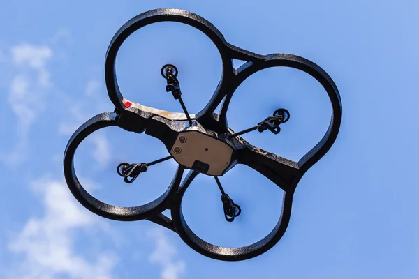 Drone contra o céu — Fotografia de Stock