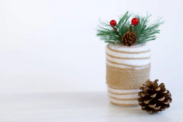 圣诞和新年装饰品 点缀有毛皮树 球果和红色浆果的蜡烛 用麻布装饰 白色背景 复制空间 — 图库照片