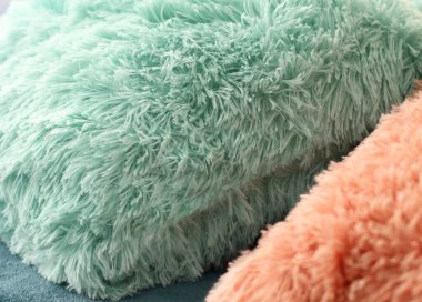 Ev dekorasyonu, mavi ve pembe yumuşak yastıklar yatakta yumuşak renkli yastıklar kanepede, tekstil dokusu 