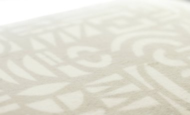 Bej süsleme battaniyesi, ev için sıcak yumuşak tekstil, yatak örtüsü dekoru, yakın çekim. 