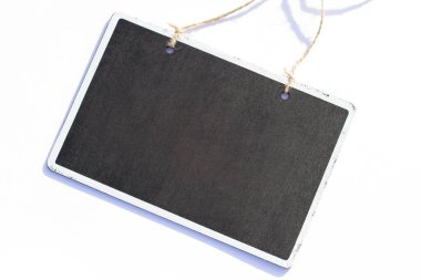 Beyaz, küçük siyah karatahta üzerinde mini karatahta izole edilmiş, metin için boş tahta, üst görünüm 