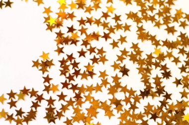 Şenlik arka planı. Beyaz arka planda parlayan konfeti yıldızları. Noel zamanı. Düğün için. Doğum günü. Mutlu kadınlar günü. Anneler Günü. Sevgililer Günü. Düz konum, üst görünüm, kopyalama alanı