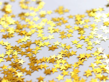 Şenlik arka planı. Beyaz arka planda parlayan konfeti yıldızları. Noel zamanı. Düğün için. Doğum günü. Mutlu kadınlar günü. Anneler Günü. Sevgililer Günü. Düz konum, üst görünüm, kopyalama alanı