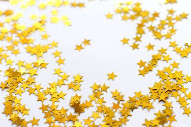 Şenlik arka planı. Beyaz arka planda parlayan konfeti yıldızları. Noel zamanı. Düğün için. Doğum günü. Mutlu kadınlar günü. Anneler Günü. Sevgililer Günü. Düz konum, üst görünüm, kopyalama alanı
