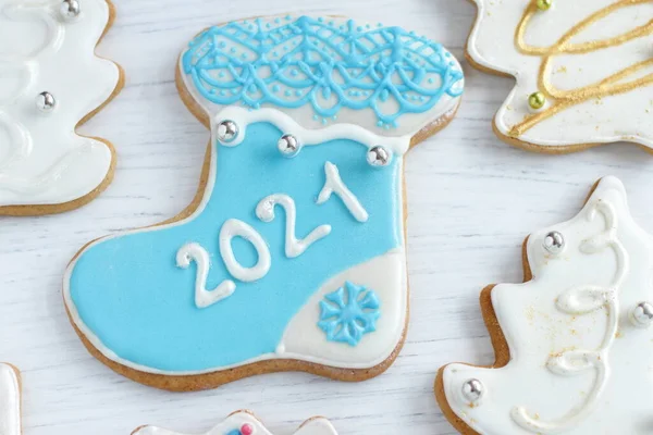 2021年自制姜饼 圣诞节和新年的甜家庭糕点 圣诞树 礼物袜 白色木制背景下的圣诞老人 — 图库照片