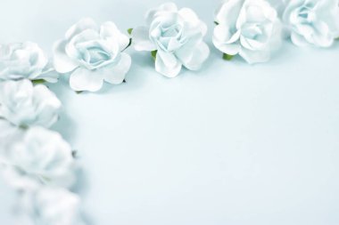 Çiçek kompozisyonu. Açık arkaplandaki mavi çiçeklerden yapılmış bir çerçeve. Düz konum, üst görünüm, kopyalama alanı