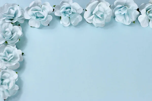 Zusammensetzung Der Blumen Rahmen Aus Blauen Blumen Auf Hellem Hintergrund — Stockfoto