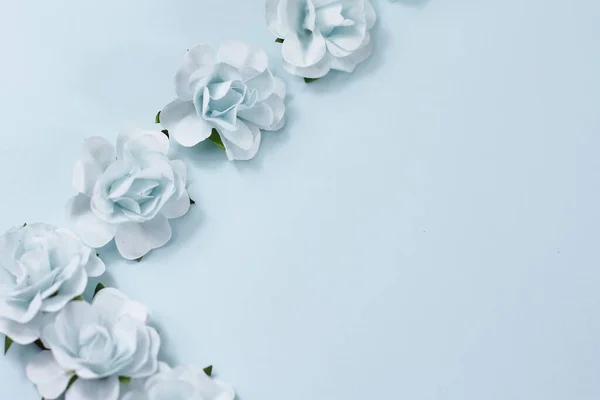 Zusammensetzung Der Blumen Rahmen Aus Blauen Blumen Auf Hellem Hintergrund — Stockfoto