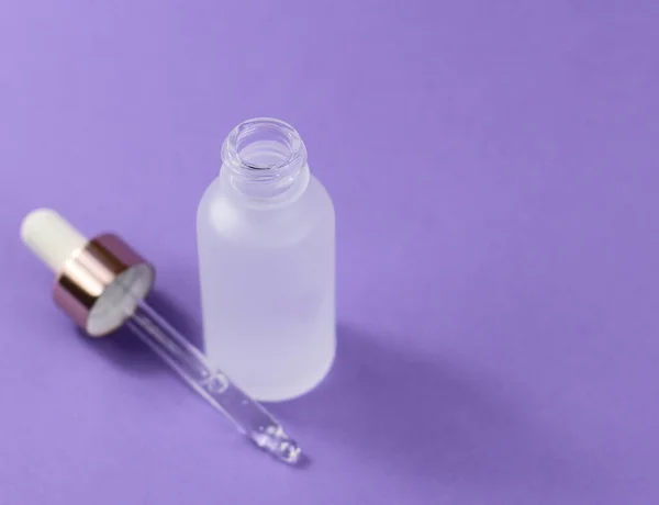 Pipetli kozmetik şişesi, lavanta arka planında asit soyulan kaplıca serumu, kozmetik cilt bakımı 