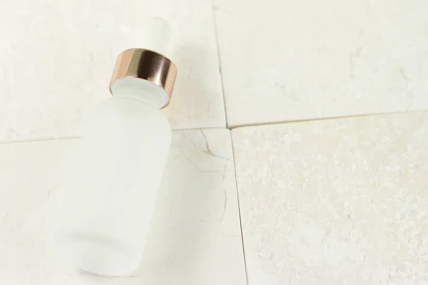 Transparente Kosmetikflasche Mit Pipette Auf Naturstein Marmor Hintergrund Hautpflege Bio — Stockfoto