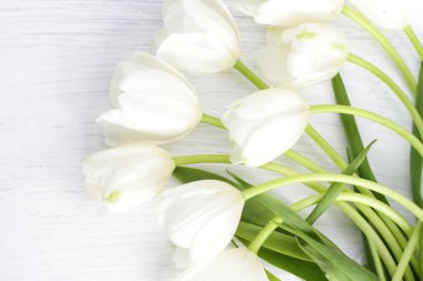 Tahta arka planda beyaz laleler, ahşap desenli hoş bahar çiçekleri, lale desenli çerçeve, 8 Mart, Sevgililer Günü, Anneler Günü düğün hediyesi. 