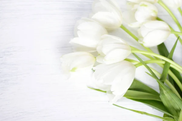 Weiße Frische Tulpen Auf Holzgrund Schöne Zarte Frühlingsblumen Auf Holzstruktur — Stockfoto