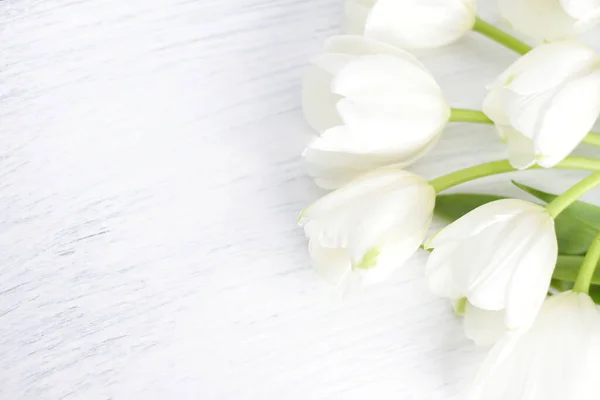 Tahta arka planda beyaz laleler, ahşap desenli hoş bahar çiçekleri, lale desenli çerçeve, 8 Mart, Sevgililer Günü, Anneler Günü düğün hediyesi. 