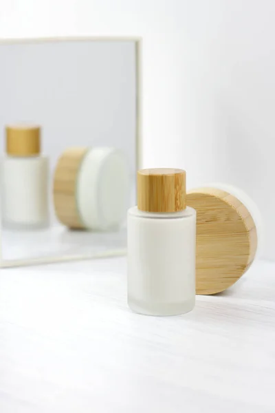 Camdan matte kozmetik krem şişeleri ahşap kaplama, eko kozmetik ürünler ve beyaz ayna, losyon serumu vücut tedavisi
