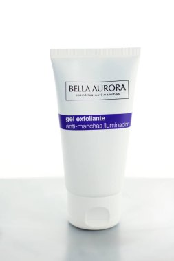 Jel EXFOLIANTE anti-manchas soyma enzimtico, anti-karanlık nokta tedavisi, İspanyol kozmetik ürünleri, beyaz plastik kap. Vitoria-Gasteiz, İspanya, Nisan 2021 