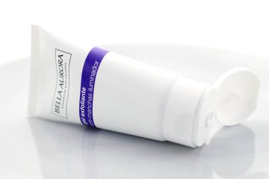 Jel EXFOLIANTE anti-manchas soyma enzimtico, anti-karanlık nokta tedavisi, İspanyol kozmetik ürünleri, beyaz plastik kap. Vitoria-Gasteiz, İspanya, Nisan 2021 