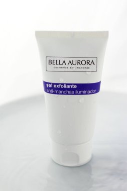 Jel EXFOLIANTE anti-manchas soyma enzimtico, anti-karanlık nokta tedavisi, İspanyol kozmetik ürünleri, beyaz plastik kap. Vitoria-Gasteiz, İspanya, Nisan 2021 