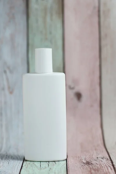 Weiße Kunststoff Kosmetikflasche Auf Buntem Holzhintergrund Sonnencreme Creme Gesichtshaut — Stockfoto