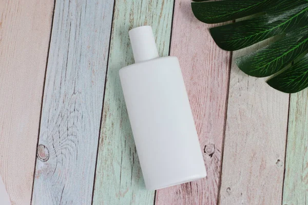 Weiße Kunststoff Kosmetikflasche Auf Buntem Holzhintergrund Sonnencreme Creme Gesichtshaut — Stockfoto