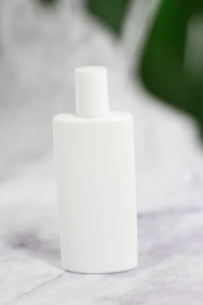 Weiße Kunststoff Kosmetikflasche Auf Marmor Mit Palmblatt Sonnencreme Creme Gesichtshaut — Stockfoto