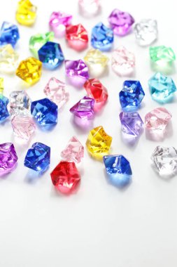 Renkli mücevherler arka plan, mavi kırmızı yeşil sarı beyaz kristaller 