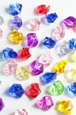 Renkli mücevherler arka plan, mavi kırmızı yeşil sarı beyaz kristaller 
