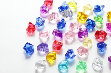Renkli mücevherler arka plan, mavi kırmızı yeşil sarı beyaz kristaller 
