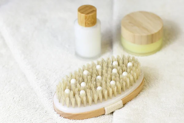 Brosse Naturelle Bois Pour Massage Peau Sèche Sur Serviette Blanche — Photo